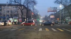 На Киевской-Тоголок Молдо знак закрывает обзор на светофор. Фото