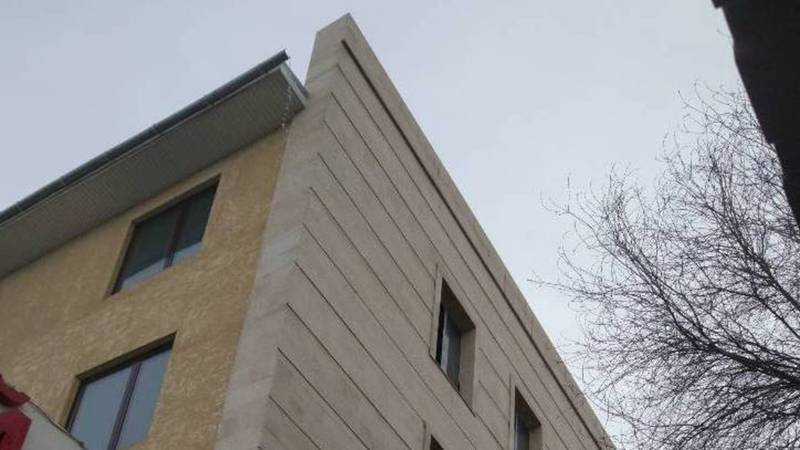 На ул.Бейшеналиевой на головы прохожим льется вода с крыши многоэтажки. Фото