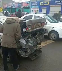 Видео — В Бишкеке «Тойота Эстима» протаранила 4 машины