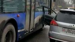 Водитель припарковал «Ниссан» на остановке, автобус задел открытую дверь. Видео