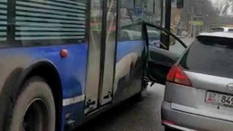 Водитель припарковал «Ниссан» на остановке, автобус задел открытую дверь. Видео