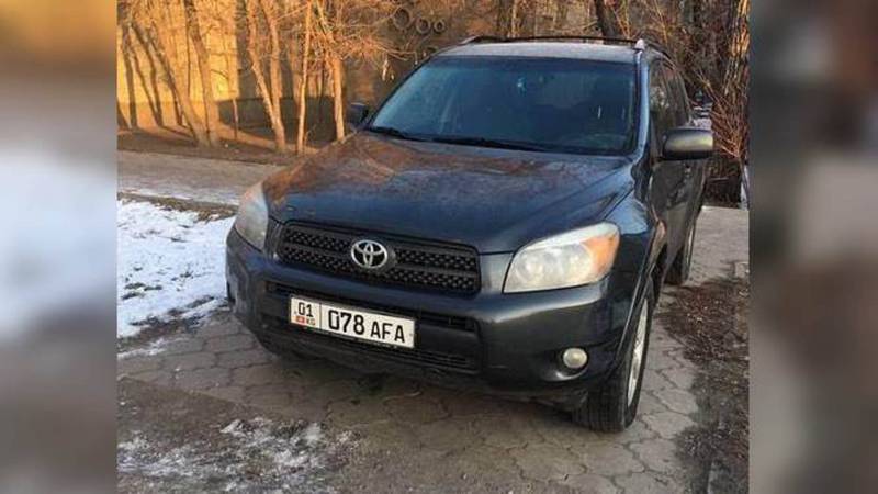 В Бишкеке водитель «Тойоты» припарковался на тротуаре. Фото