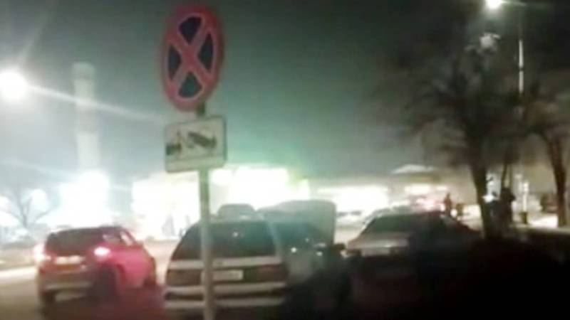 На 7 Апреля-Ахунбаева таксисты постоянно паркуются в неположенном месте. Видео