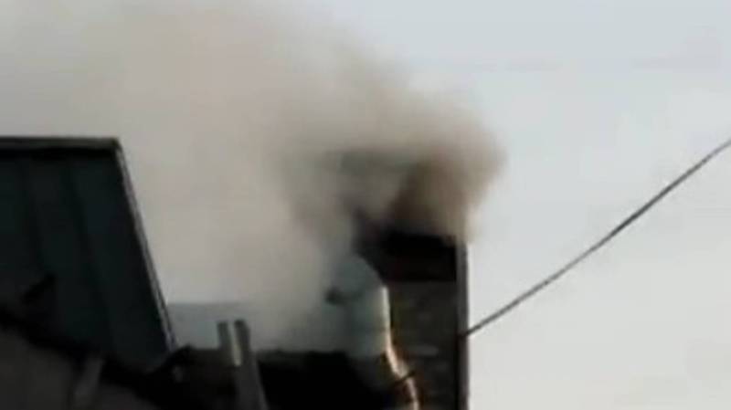 Чайхана «Тоос Көл» в жилмассиве Кара-Жыгач загрязняет воздух выбросами от котельной. Видео