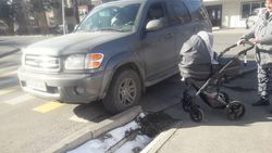 В Бишкеке водитель «Тойоты» припарковался на «зебре»