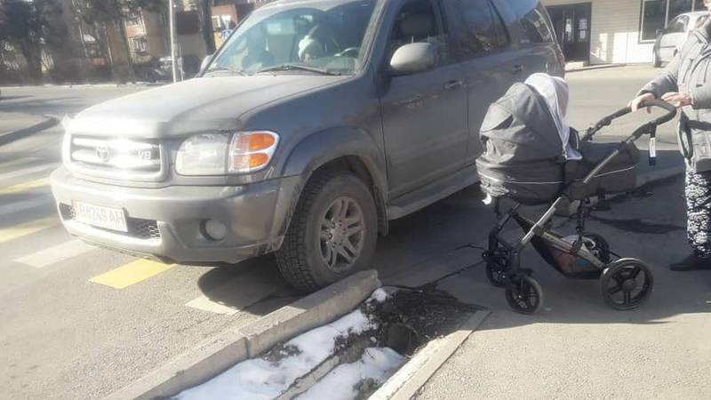 В Бишкеке водитель «Тойоты» припарковался на «зебре»