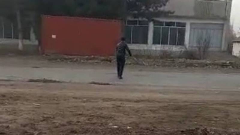 Бишкек–Ош унаа жолундагы чуңкурларды ноокендик айдоочулар оңдоп жатышат. Видео