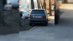 На Боконбаева-Исанова «БМВ» припарковали на тротуаре. Видео