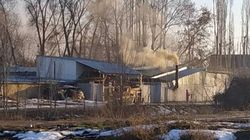 Житель жалуется на черный дым, который идет из трубы частного дома в селе Ленинское