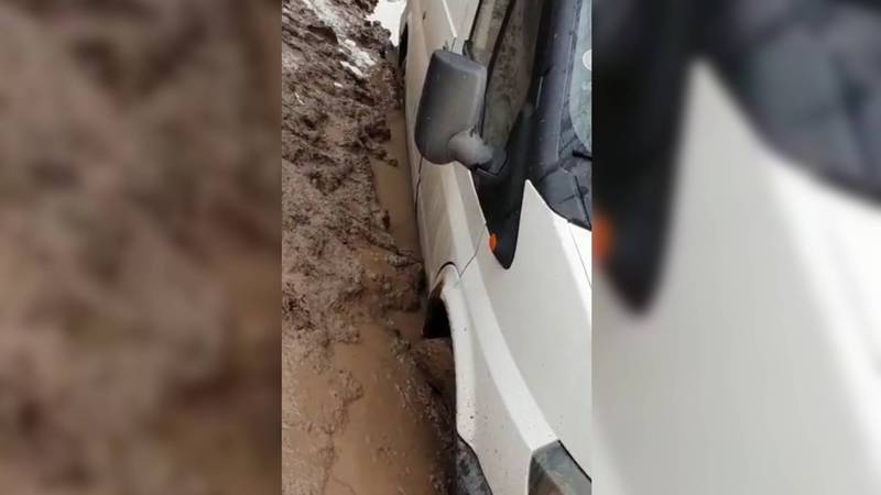 В переулке Карагайский машина провалилась в грязь. Видео