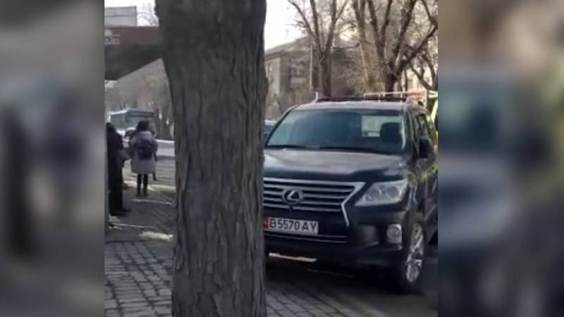 На Московской-Усенбаева водители паркуются на остановке. Видео