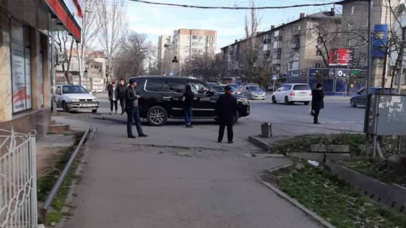 На Московской-Ибраимова водитель «Лексуса» припарковался на тротуаре. Фото