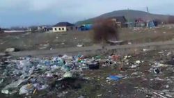 Территория между селами Воронцовка и Байтик завалена мусором. Видео