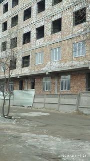 Вдоль ограждения стройобъекта на Репина-Алыбаева отсутствует навес (фото)