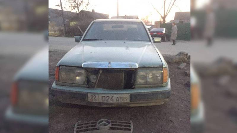 В Бишкеке несколько месяцев машина с госномером 09KG024ABB стоит с открытыми дверями
