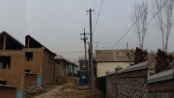 В селе Караван бетонный столб линии электропередач находится в аварийном состоянии. Фото