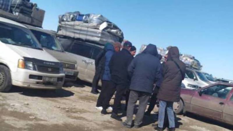 Пошел 4-й день, как кыргызстанцы стоят на границе Казахстана и России. Видео, фото