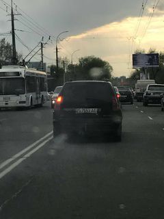 На ул.Ахунбаева машина сильно дымила (фото, видео)