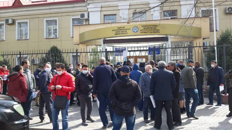 К коменданту Бишкека образовалась очередь за спецпропусками