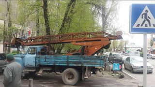 На Суюмбаева-Токтогула грузовик припарковался на перекрестке (фото)