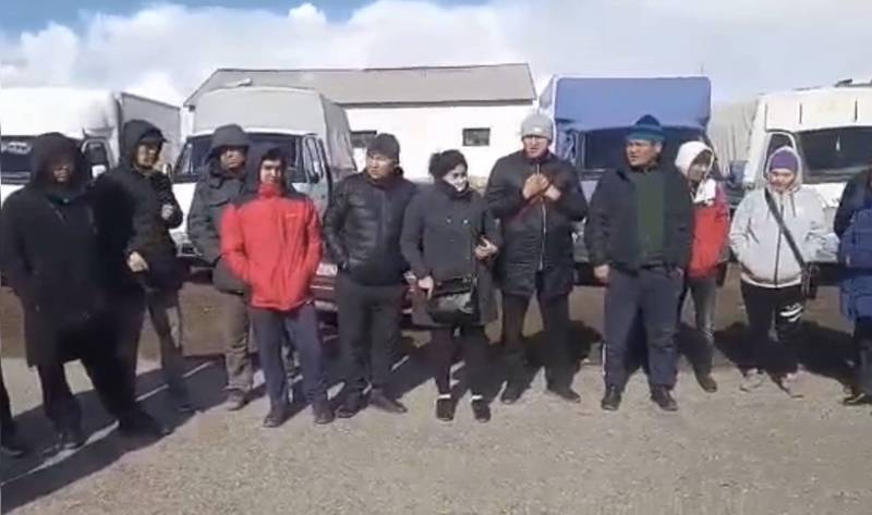 Более 100 кыргызстанцев остаются на границе России и Казахстана. Видео
