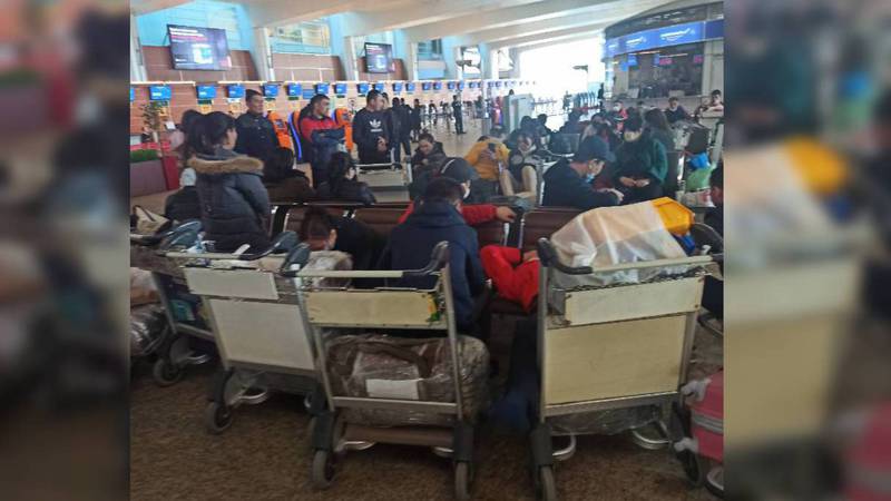 Более 100 кыргызстанцев застряли в аэропорту «Шереметьево»