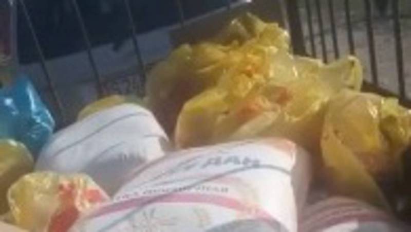В селе Чон-Арык 24 нуждающимся семьям раздали продукты. Видео