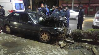 На ул.Байтик Баатыра машина снесла дерево на обочине <i>(фото, видео)</i>