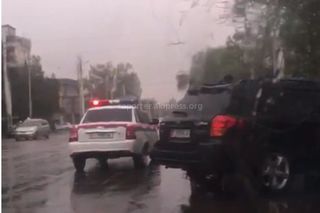 Почему сотрудники УОБДД Бишкека не стали снимать тонировку на автомашине? - очевидец (видео)
