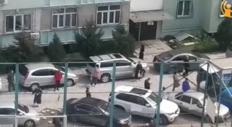 В мкр Улан-2 жители стоят в очереди за ряженкой, соблюдая дистанцию. Видео