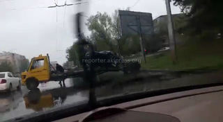 В Бишкеке на Боконбаева-Ибраимова произошло ДТП <i>(видео разбитого авто)</i>