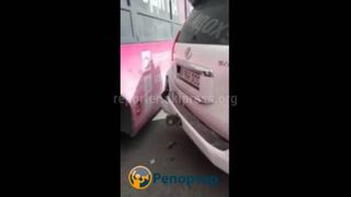 На Ошском рынке cтолкнулись автобус и внедорожник «Тойота Ленд Крузер Прадо» c иностранными номерами (видео)