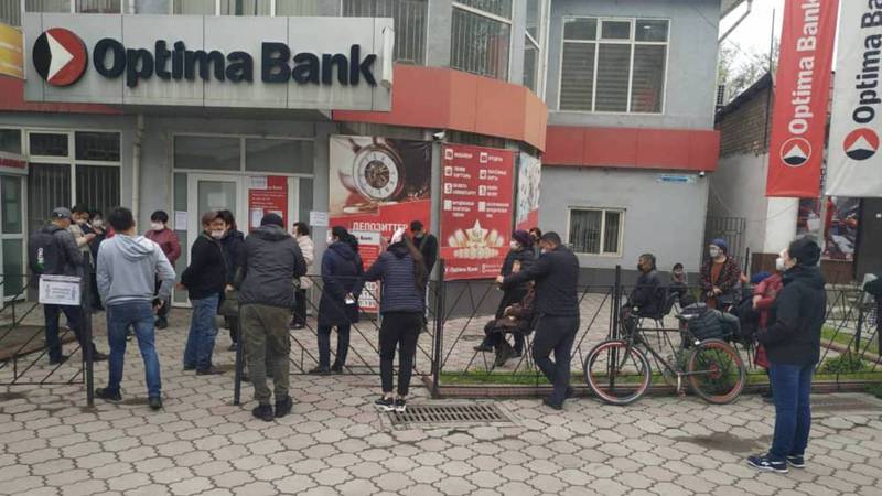 Очередь в Optima Bank во время карантина. Видео и фото