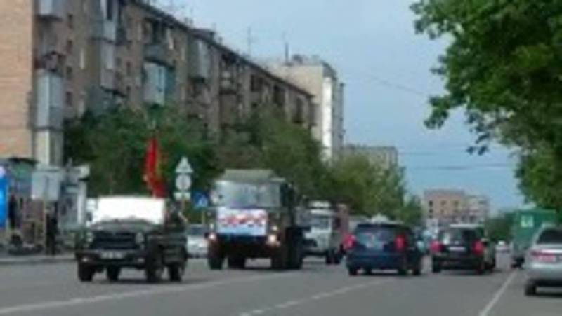 По улицам Бишкека ездят машины военных лет. Видео очевидцев