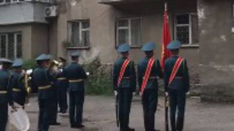 Оркестр исполнил песню «День Победы» во дворе дома ветерана войны. Видео