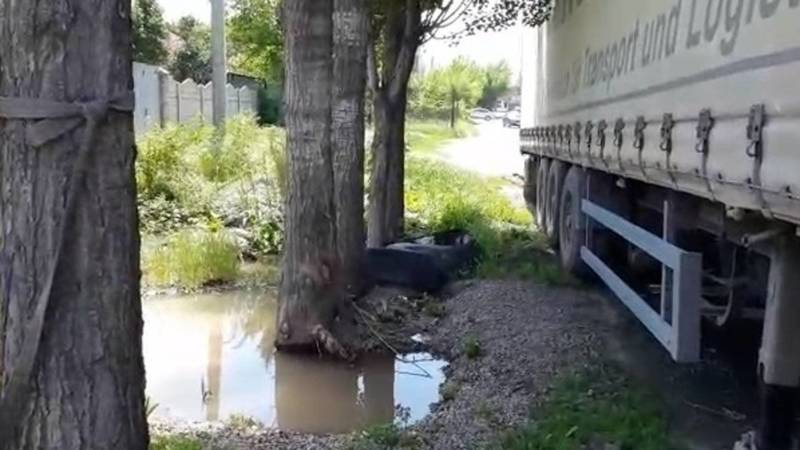 В Новопокровке арычная вода портит дорогу по ул.Ыссык-Ата, - местный житель. Видео