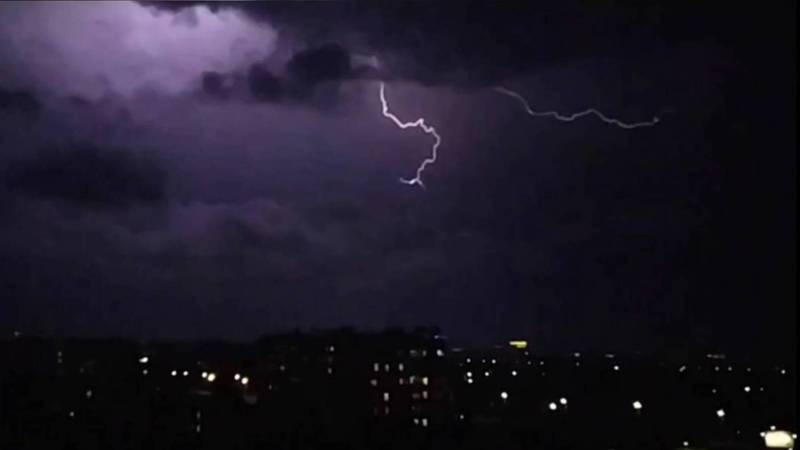 Молнии в небе над Бишкеком глазами горожан. Видео и фото