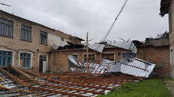 В Сокулукском районе из-за ветра слетела крыша школы. Фото очевидца