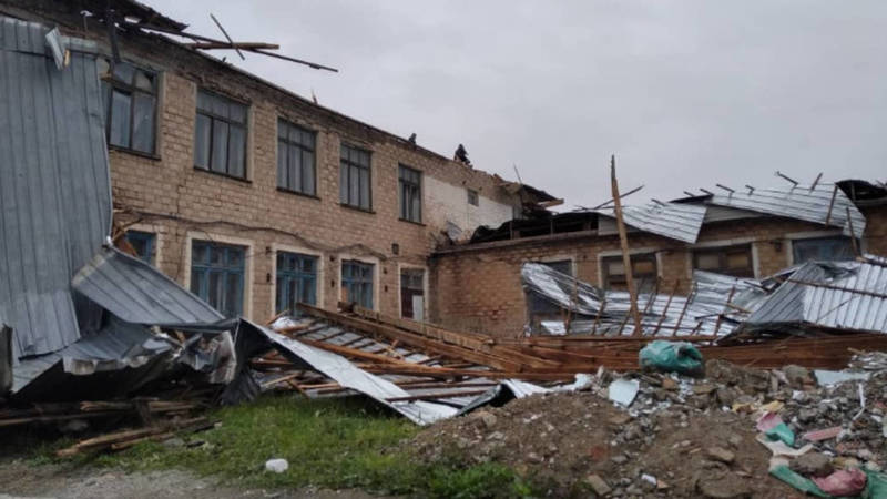 В Сокулукском районе из-за ветра слетела крыша школы. Фото очевидца