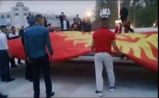 Видео — Кыргызстанцы бережно сложили флаг на площади Ала-Тоо, упавший из-за ветра