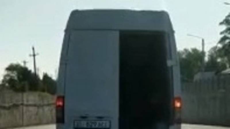 В Бишкеке ездит грузовая маршрутка без двери, - очевидец. Видео
