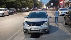 На ул.Боконбаева водители паркуются на тротуаре. Фото