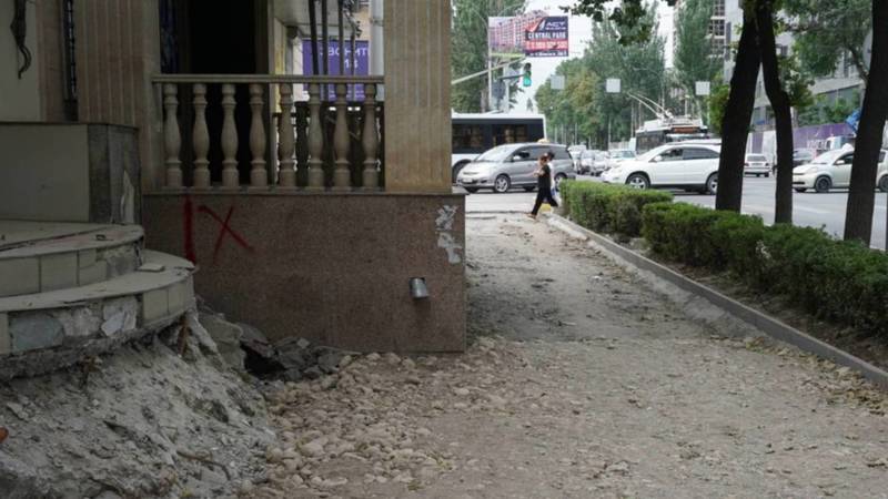 Горожанка жалуется на работу «Бишкекасфальтсервиса» при строительстве велодорожки на ул.Манаса. Фото