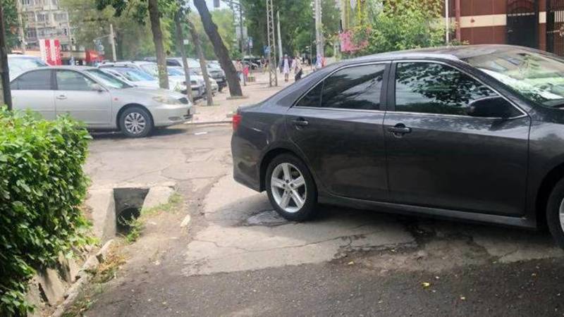 Горожанин припарковал свою «Тойоту Камри» на тротуаре. Фото