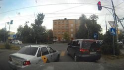 На ул.Матросова «Дэу» и «Хонда» остановились на пешеходном переходе. Видео и фото