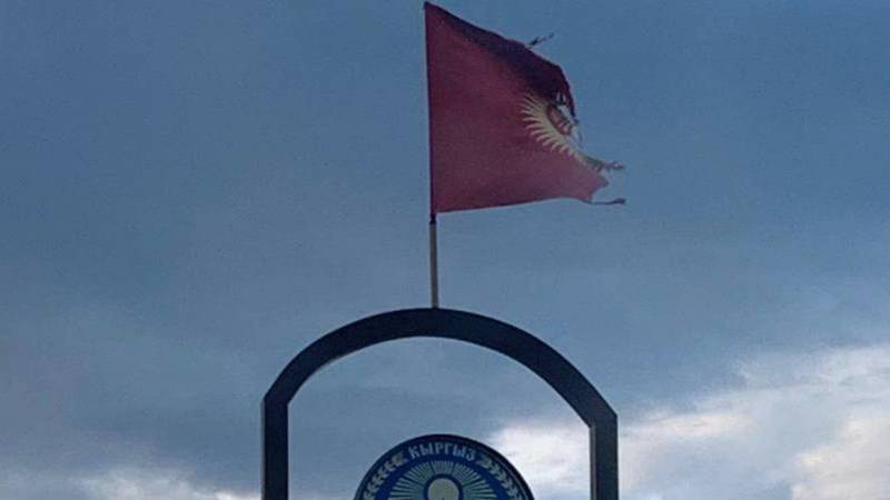 В селе Сокулукского района висит порванный флаг. Фото