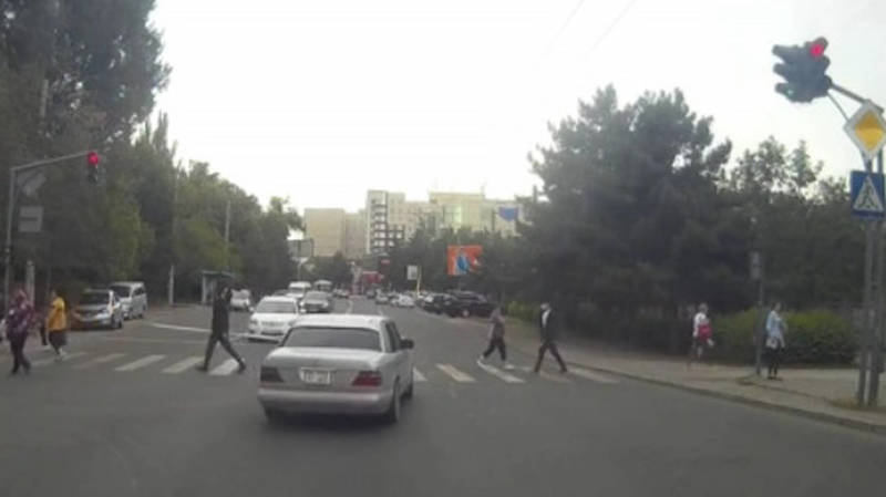 На ул.Юнусалиева «Мерседес 320» проехал на красный. Видео очевидца