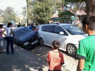 В Нарыне ученик 6 класса угнал автомобиль и попал в ДТП <b>(фото)</b>