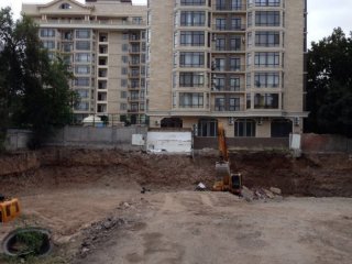 Читательница опасается, что из-за строительства здания на Боконбаева — Эркиндик может рухнуть соседний дом <b>(фото)</b>