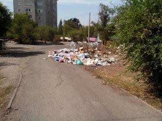 В 3 микрорайоне не убирают мусор <b>(фото)</b>